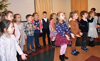 Dzieci z grupy przedszkolnej podczas występów